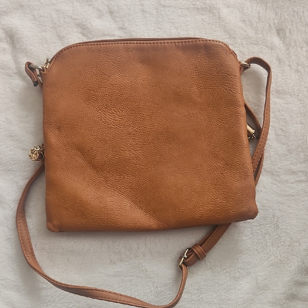 Elegant Tan Leather Crossbody Bag - Picture 4 of 4